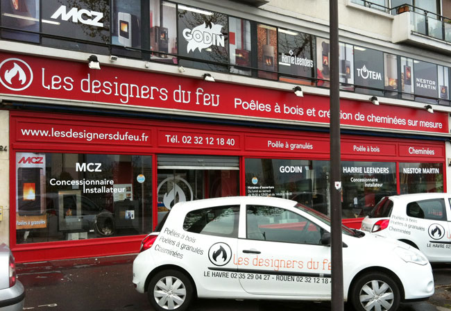 Les Designers du Feu magasin showroom à Rouen, vue extérieur, exposition de poêles à bois, granulés et cheminées sur mesure.